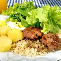 Hamburguer Funcional com batatas, lentilha e salada|luisaさん