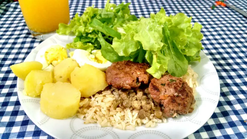 Hamburguer Funcional com batatas, lentilha e salada|luisaさん