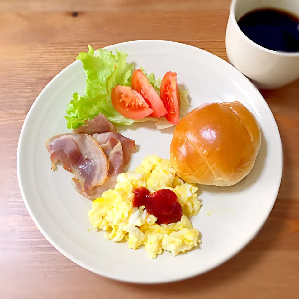 2016／1／７の朝食
ロールパン
スクランブルエッグ
無塩せきベーコン
トマト・レタス
コーヒー|Shirokoさん