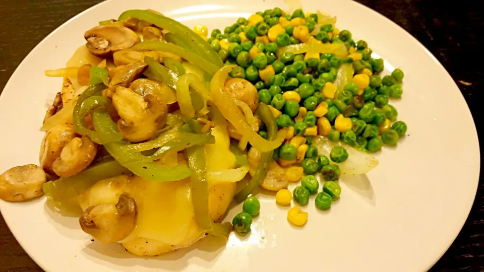 Chicken Monterrey with peas and corn|Maribel Bugarinさん