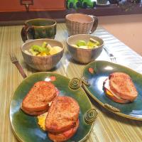 ハムとチーズのホットサンドで朝ごパン。りんごとキゥイ、かへおれーʕ•̫͡•ʕ•̫͡•ʔ•̫͡•ʔ