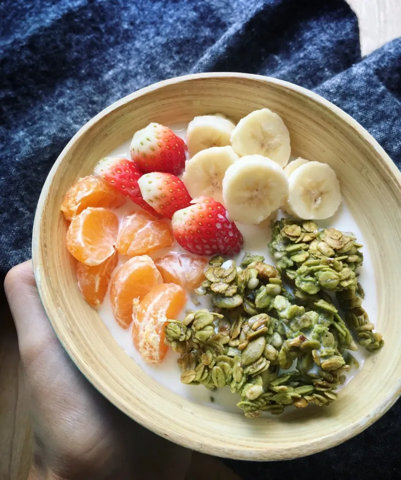 Chunky Matcha granola in soya milk with fresh fruits|coxiella24さん