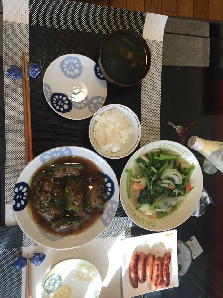 ピーマンの肉詰め 菜っ葉の炒めもの
お昼ごはん💕|ゆかっぺさん