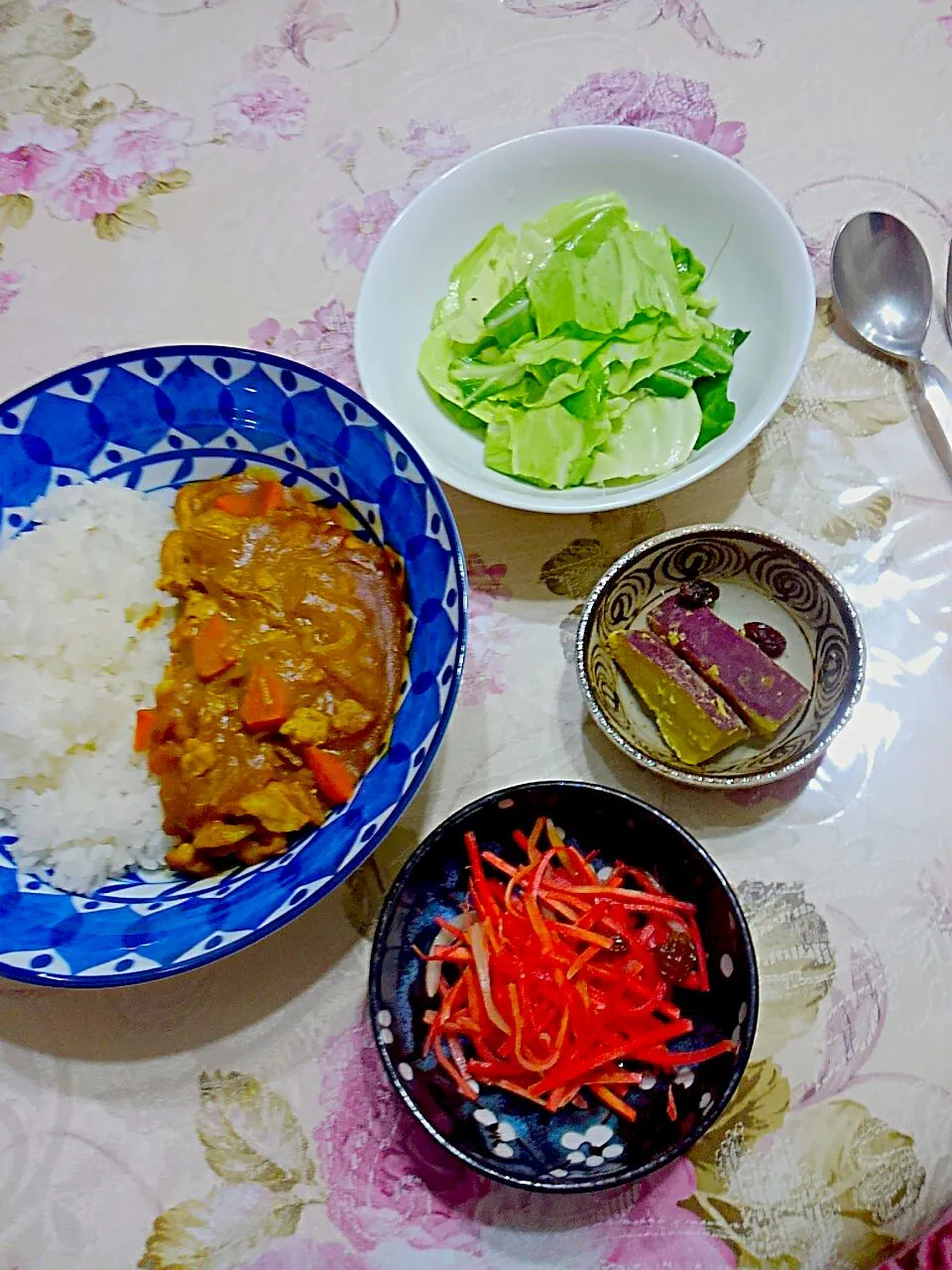 ポークカレー😁チョレギ風サラダ😊人参のラぺ😩さつま芋のバター煮|たえさん