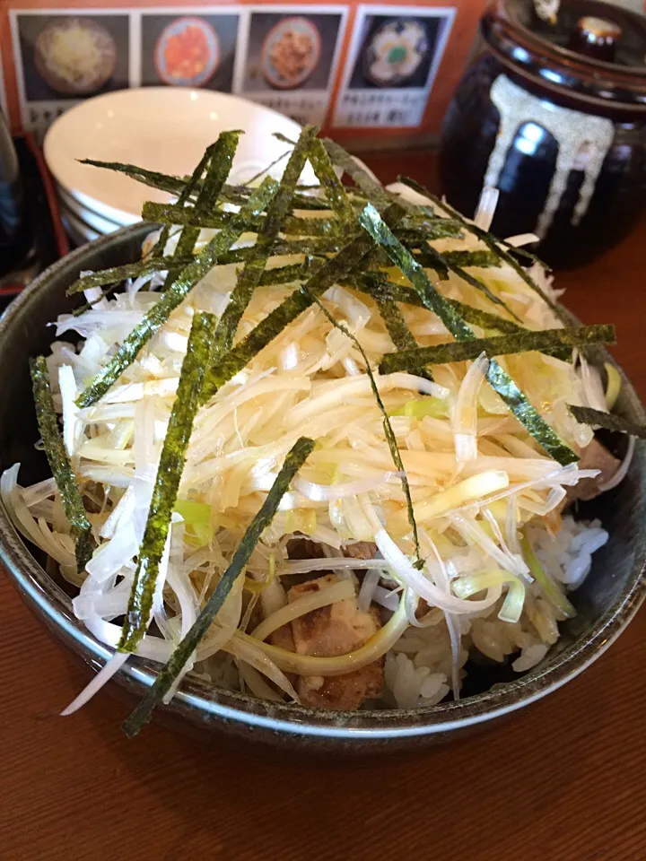 Snapdishの料理写真:ねぎ丼  コロコロチャーシュー入り|もにもにかさん