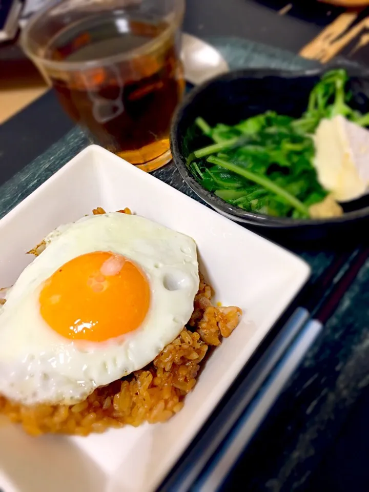 チキンライス目玉焼きのせ、水菜炒めとマスタード|Kさん