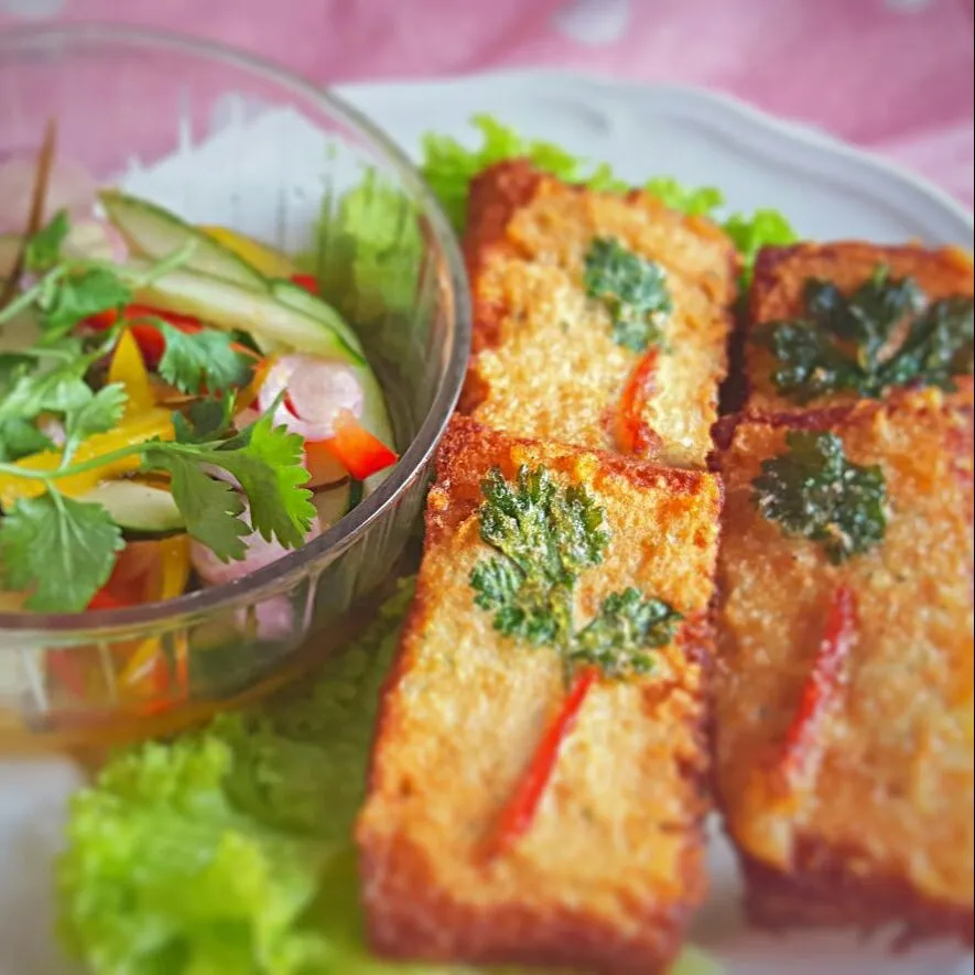 Snapdishの料理写真:organic lemongrass chicken toast with freshly pickled salad as sides|Chua Jeanさん