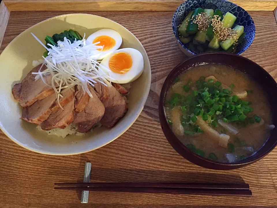 Snapdishの料理写真:⭕️焼豚丼
⭕️大根と揚げの味噌汁
⭕️浅漬けきゅうり|ayumiさん