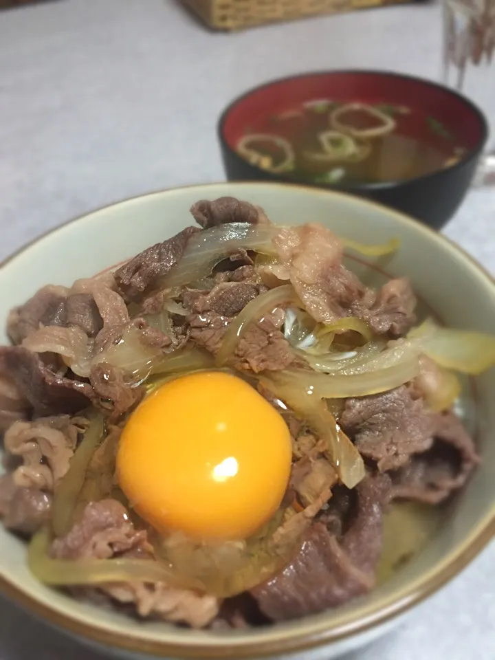 薄味簡単牛丼（薄味にして汁だく生卵♪）半額北海道牛使用！|guraさん