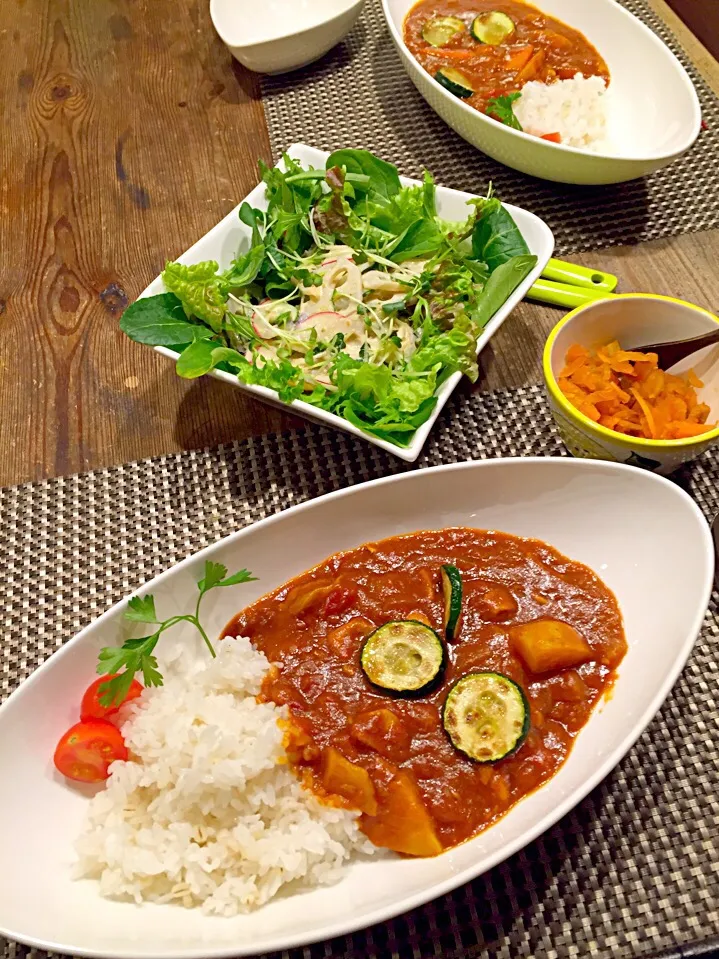 今日は、たっぷり野菜とチキンのトマトカレー🍛🍅蓮根と大根、レディーサラダの根菜サラダ🍃|まみりんごさん