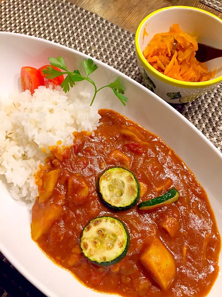 たっぷり野菜とチキンのトマトカレー☕️🍅|まみりんごさん