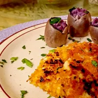 Healthy twice baked purple potatoes, and fried chicken. 
Potatoes cooked with fat free sour cream, fat free milk, I Can't Believe Its Not Butter.
Chicken cooked|Cooking My Butt Offさん