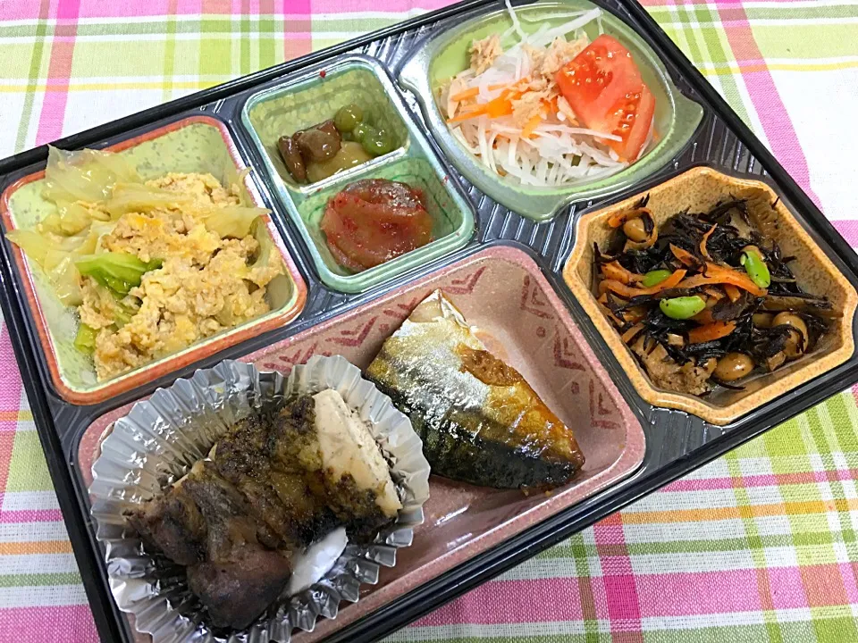 Snapdishの料理写真:チキンソテー ステーキソース 日替わり弁当 豊川市宅配|Naokazu Kuritaさん