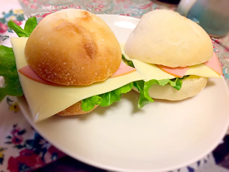 今日の朝ごパン 手作りパンでハムチーズサンド|meguさん