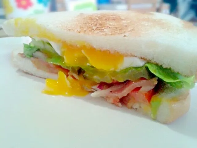 blt with egg.|hungry_picassoさん