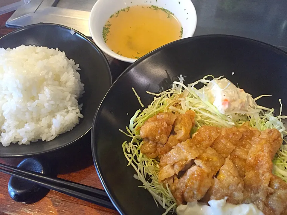 横川鉄板食堂の日替わりランチ「チキン南蛮定食」500円〜^ ^

身体にもお財布にも優しいランチです〜^ ^|たぁちさん