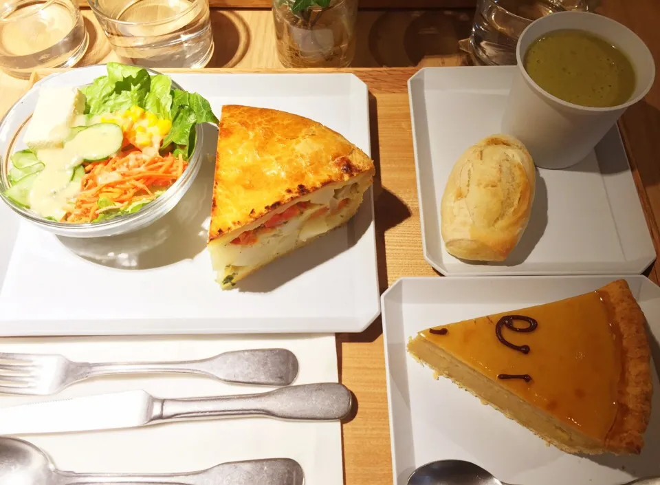 Lunch Set Menu (quiche/pie + side salad + soup & bread + dessert)|Shanel Catastiさん