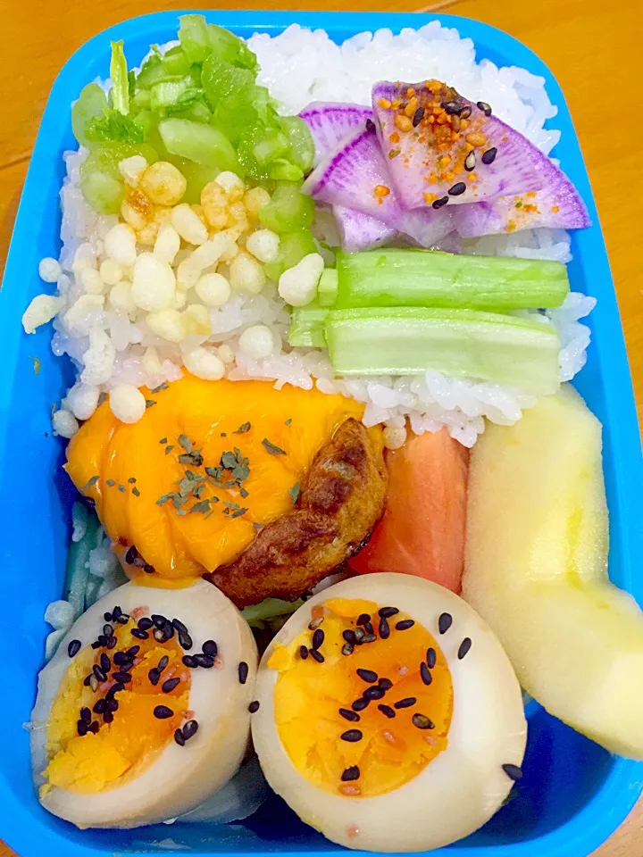 パパお弁当🍱  チーズハンバーグ  煮卵  グリーンサラダ  トマト  小松菜と赤大根の漬物  揚げ玉  リンゴ|ch＊K*∀o(^^*)♪さん