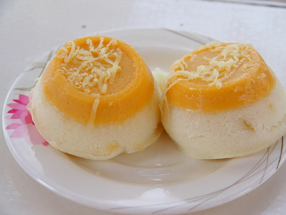 Puto Flan というフィリピンのお菓子
もっちりとしたputoという蒸しパンの上にカスタードを乗っけたというか、型にカスタードとパン生地を流し込んで蒸しあげましたーって感じ。
萩の月を素朴にしたようなうまさです。|Kenny Hiraiさん