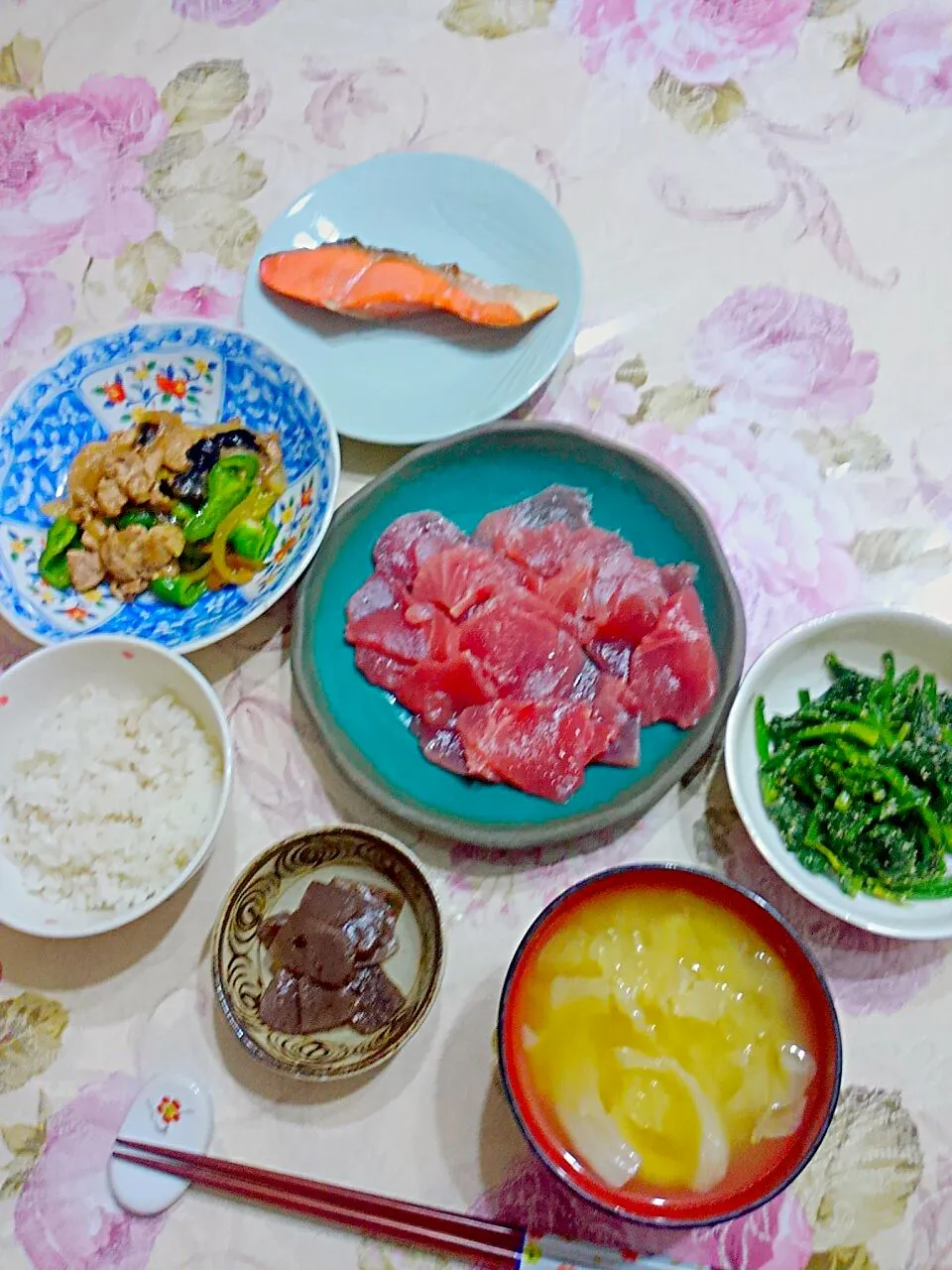 焼き鮭,マグロ切り落とし、豚肉とピーマンのオイスター炒め、ほうれん草胡麻汚し、蒟蒻のピリ辛炒め|たえさん