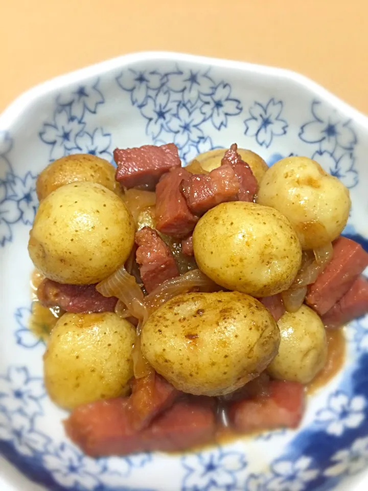 新じゃがと厚切りハムの甘辛煮。仕上げのバターが決め手です(^_^)v|ギムレットさん