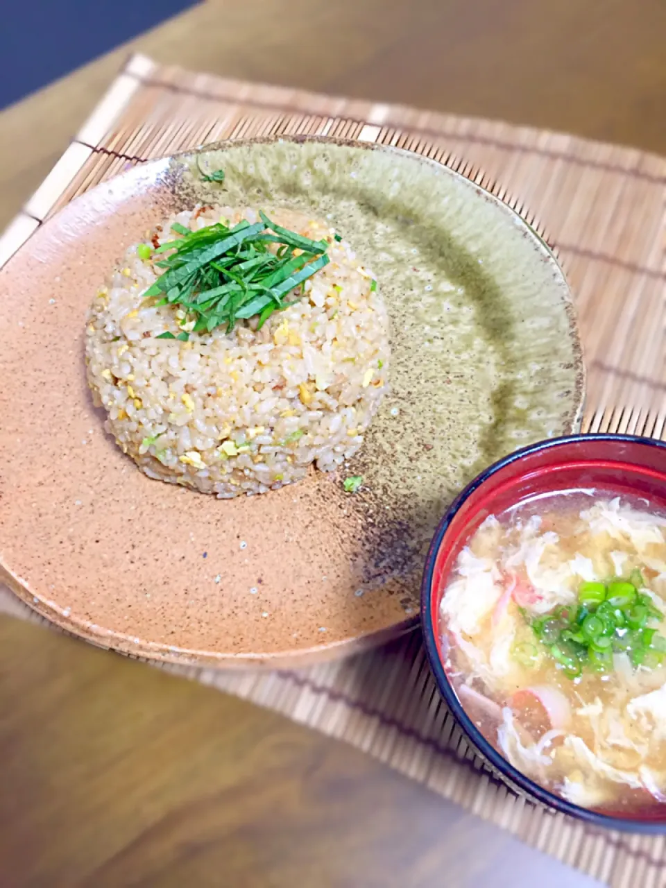 Snapdishの料理写真:豚バラと卵のオイマヨ炒飯&カニカマ風スープ|パパパ♪さん