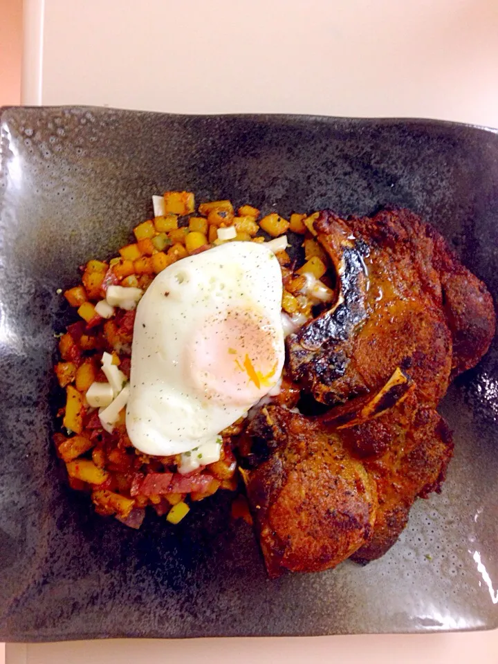 Pork Chops, potato hash and a over medium egg!|Rafael Pachecoさん