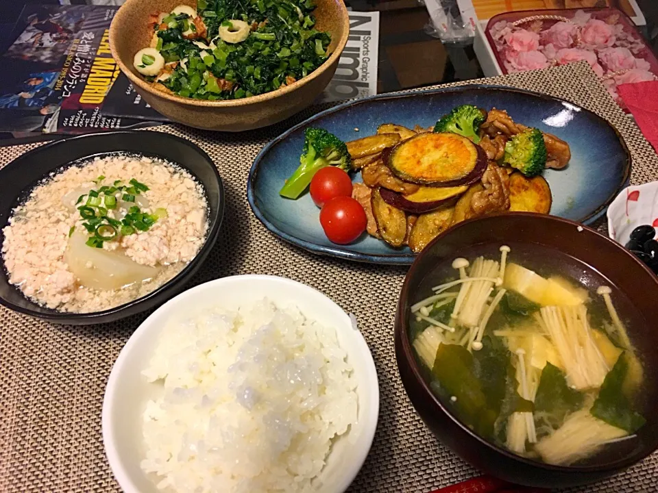 1月8日 晩ご飯
＊さつまいもとごぼうと豚肉の甘酢炒め
＊かぶのそぼろあん
＊かぶの葉の炒め物
＊みそ汁(豆腐、えのき、わかめ)|mayuさん