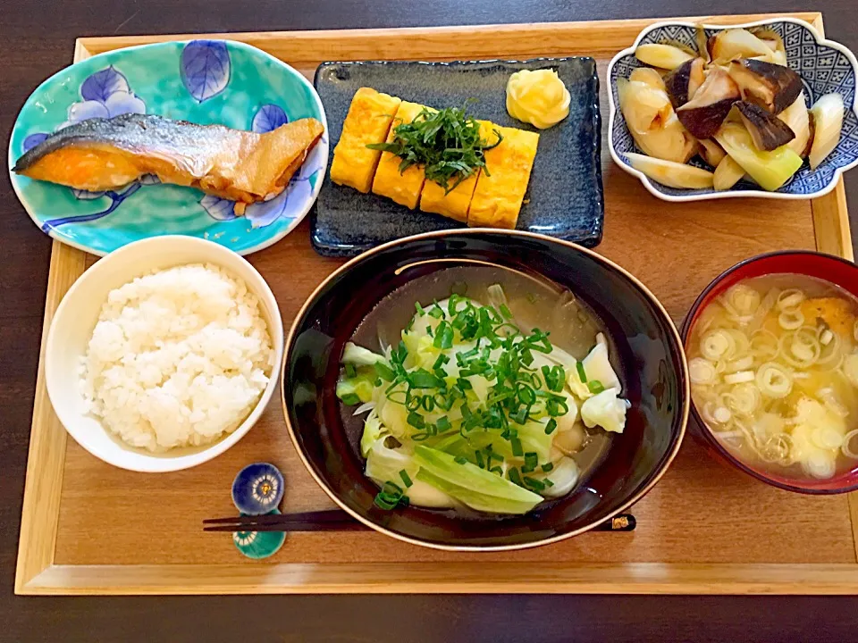 もちもちじゃがまん   鮭   だし巻き卵   ネギ椎茸   味噌汁|NAKATAさん