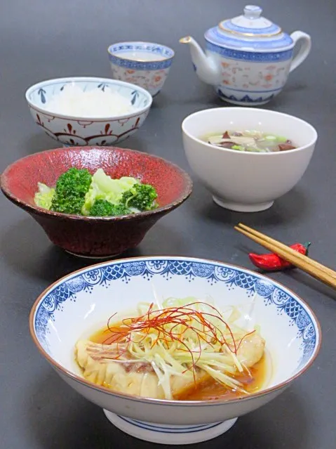 今日は、サンノジ清蒸鮮魚（チンジョンシェンユイ）、白菜とブロッコリーの炒め煮、木耳ときのこのスープ、ご飯

狙わないのに釣れちゃう外道で、磯臭いと敬遠されるサンノジだそうですが、大きいし安いし興味が有るしで購入。
皮が簡単に剥がせるので一緒に内臓を処理し、磯臭い原因の内臓に傷が付かないように気をつけてさばいたら、まあ！|akazawa3さん