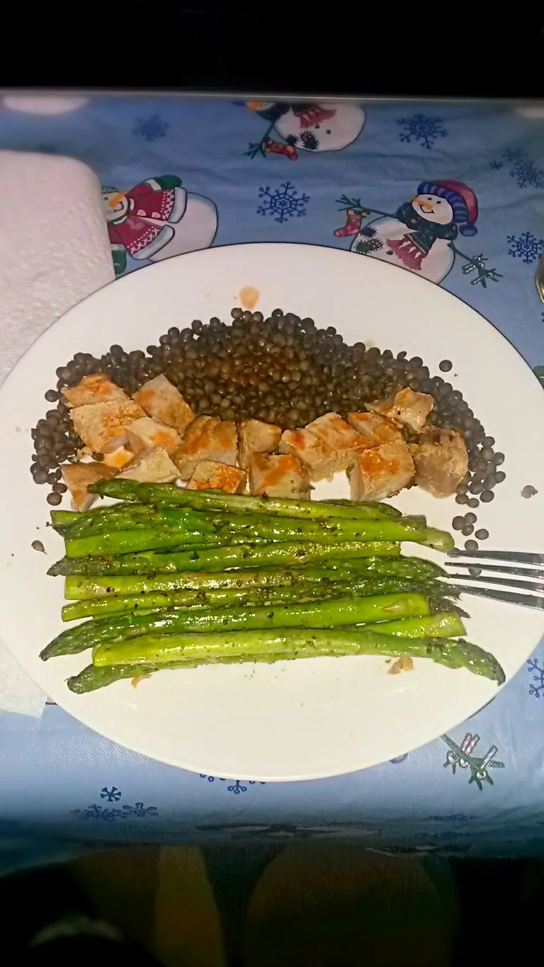 Pork chops, asparagus with one tsp coconut oil and lentils eh Mrs. Dash Seasonings. #cleaneating|Jennifer Powellさん