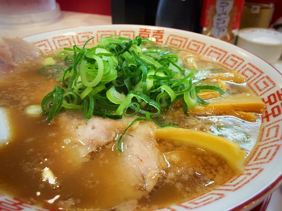 Snapdishの料理写真:近所の麺毅家さんのラーメン。
背脂ちゃっちゃっ系で細麺。
ゆで卵食べ放題に最後に抹茶のサービス。
定番ラーメンになりそうですw（＾ω＾）|BRASH bisさん