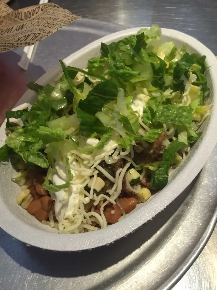 Burrito bowl w/lettuce, brown rice, pinto beans, sour cream, corn, green peppers, cheese & carnitas....|Richard Thompsonさん