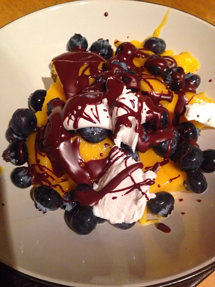 Mango and Blueberries with coconut cream & dark chocolate|rhi chanさん