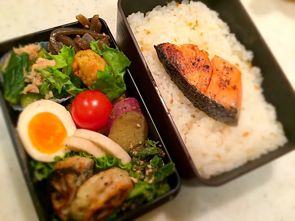 Snapdishの料理写真:今日の手作りお弁当
煮卵
ツナと小松菜の和え物
ほうれん草こごま和え
大根の漬け物
こんにゃくのキンピラ
蓮根のはさみ焼き
チキンナゲット(今日はバジル入り)
さつまいものバター焼き
生姜ごはんに塩鮭のみりん焼きのっけ|Rukuさん