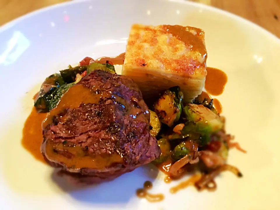 6 oz filet potato gratin on roster Brussels sprouts peppercorn sauce|Greg Keatingさん