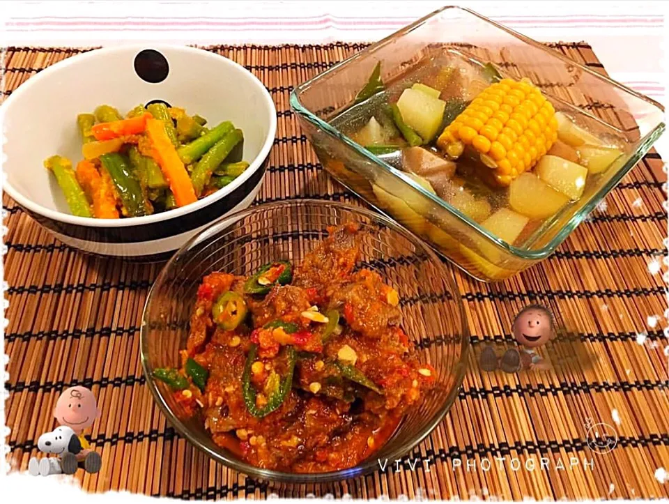 Indonesian dishes ... Yellow pickels, sayur asem and sambal goreng daging + tempe|Viviさん