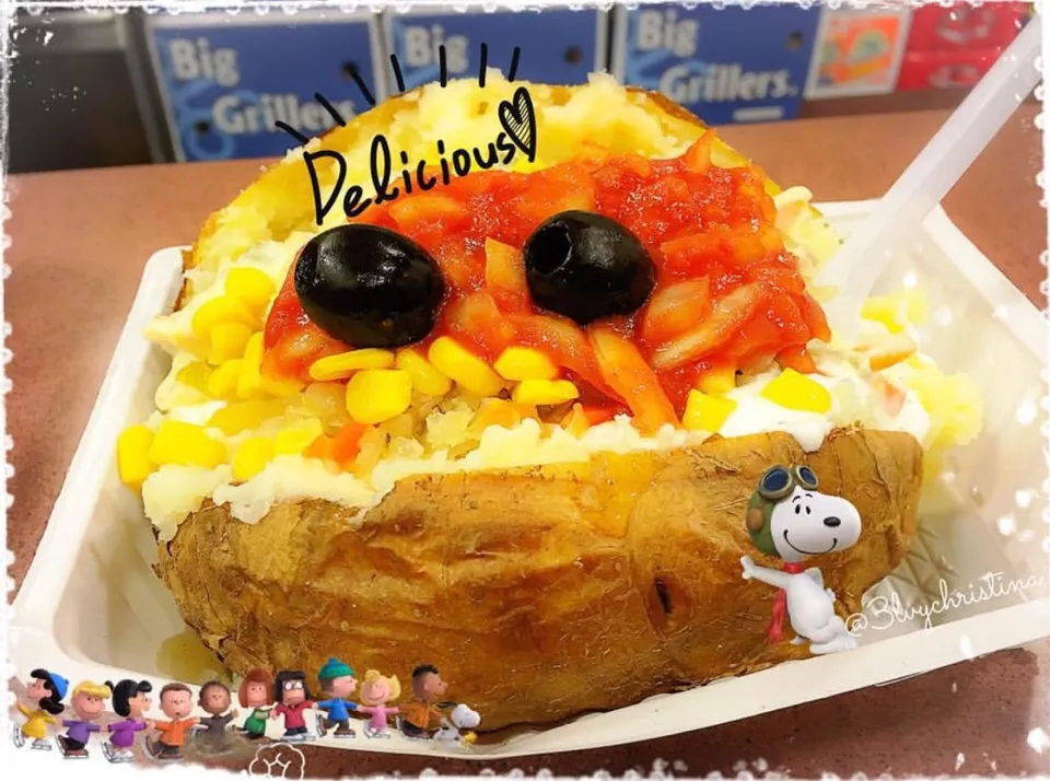 Snapdishの料理写真:Gepofte aardappel : baked potato topped with variety of delicious topping .. Corn, sour cream, olive, cheese and more ◡̈*⑅|Viviさん