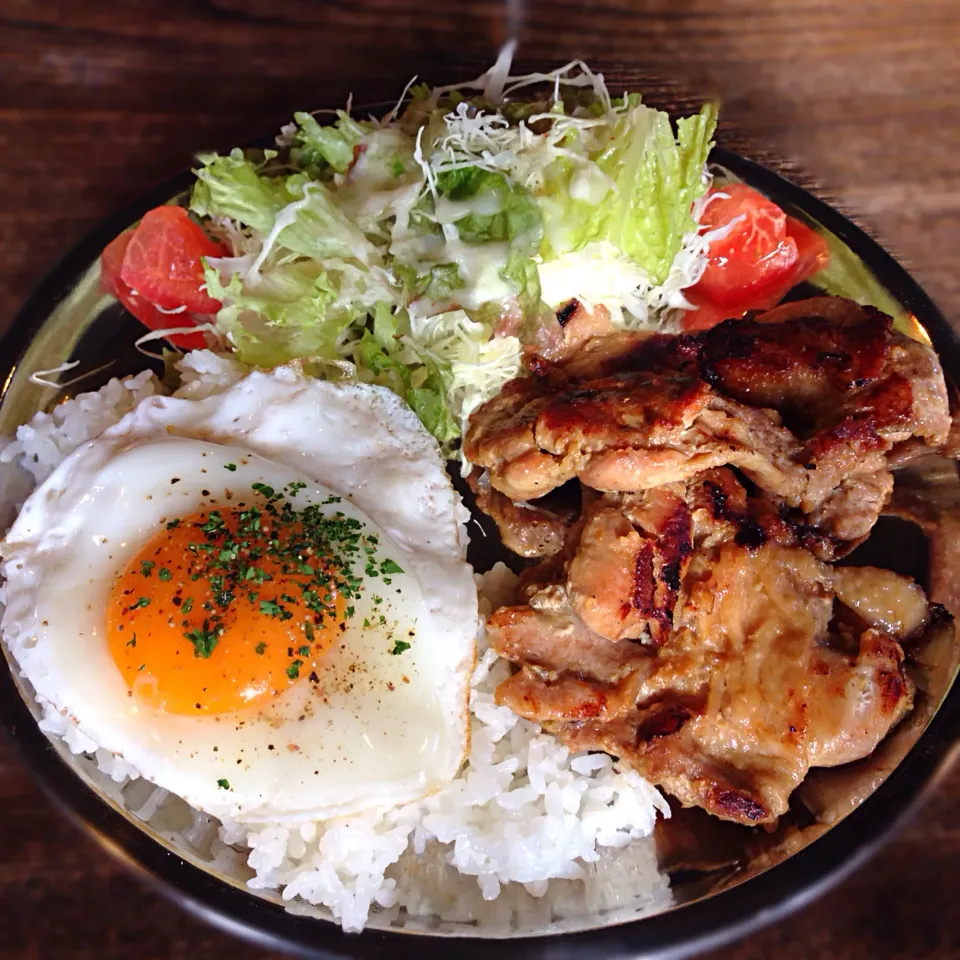 ガイヤーン 
ご存知の通りタイ北部イーサン地方の料理 で「ガイ＝鶏」を「ヤーン＝焼く」そんな説明書きがありました（笑）
タイに出張行ってるから、そんくらい知ってるっつーの（笑）|koji toyodaさん