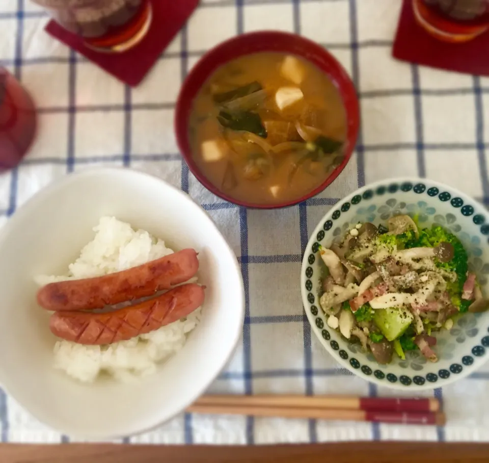 今日のお昼ごはん★
・ソーセージごはん
・お味噌汁
・きのこブロッコリーイタリアンサラダ|あさこさん