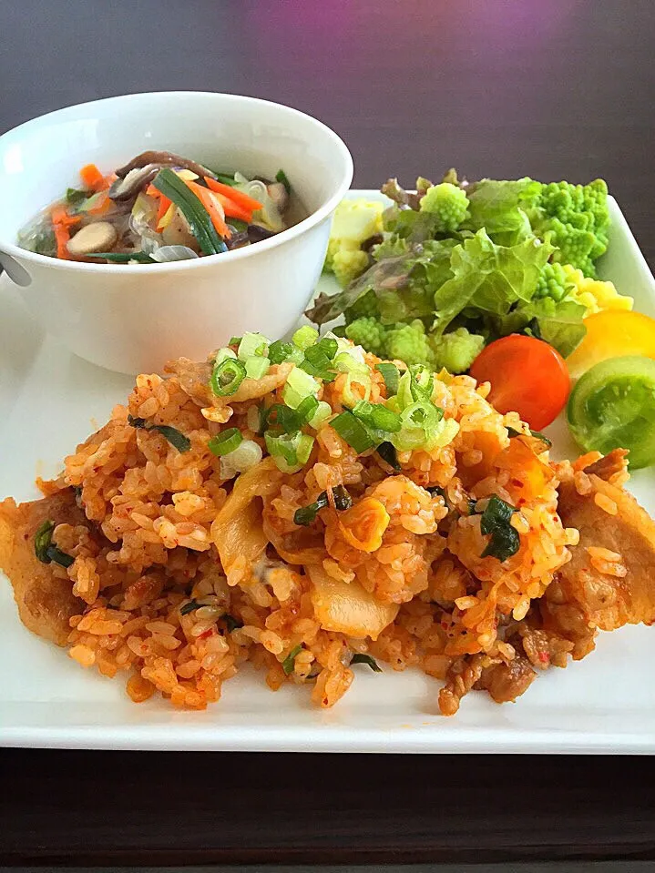 ⭐️豚キムチーズチャーハン
⭐️野菜サラダ レモンドレッシング
⭐️春雨スープ|よっちぃさん