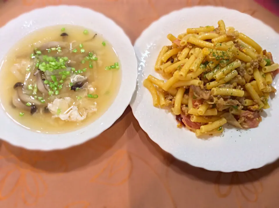 今日のお昼。スープ、卵黄和え具沢山パスタ。|泡子さんさん