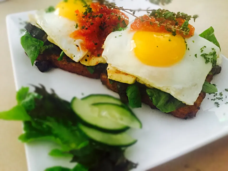 Vegetarian Breakfast: 2 eggs, mushrooms, basil, potato rosti, halloumi & pepperdew salsa|Sergio Lacuevaさん