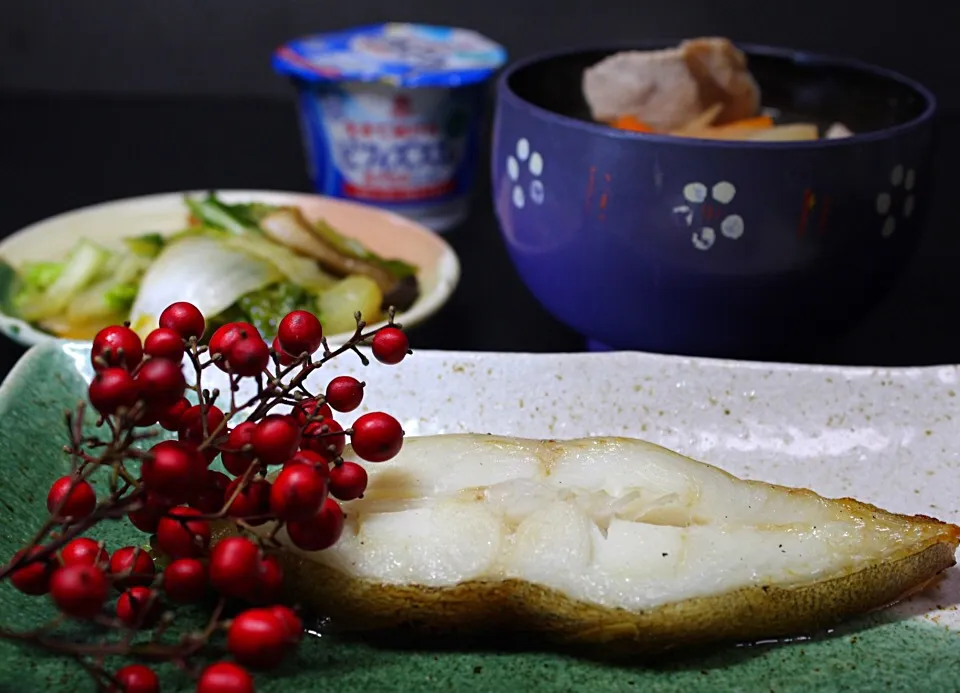 おせちも和食だけど、こちらも和食。
からすカレイの塩焼き  白菜の鶏皮の甘辛炒め  豚汁。|Hiroshi  Kimuraさん