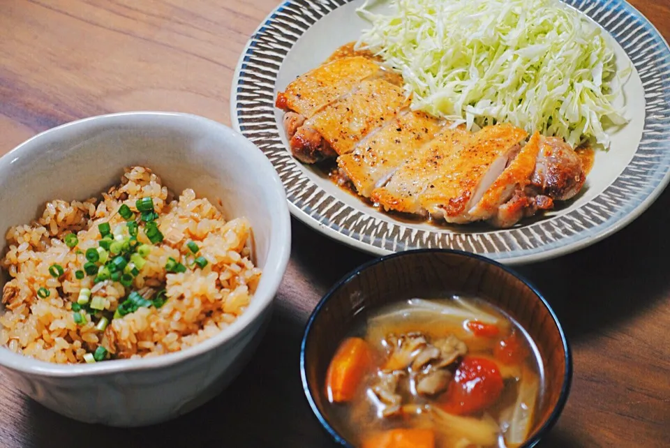 Snapdishの料理写真:今日の晩飯は鶏モモソテー・なめ茸炊き込みご飯・野菜スープ|ケノービさん