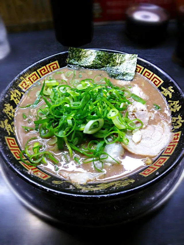 とんこつラーメンバリカタネギ多め|よちやまさん