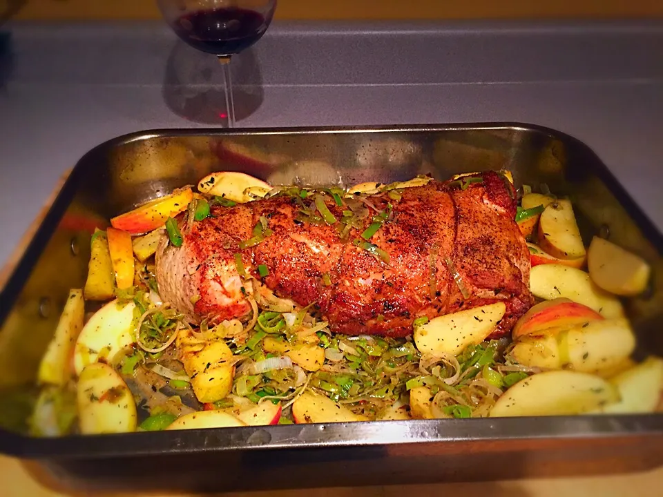 Snapdishの料理写真:Roasted pork loin with apples, fennel & leeks|Liesel Ryanさん