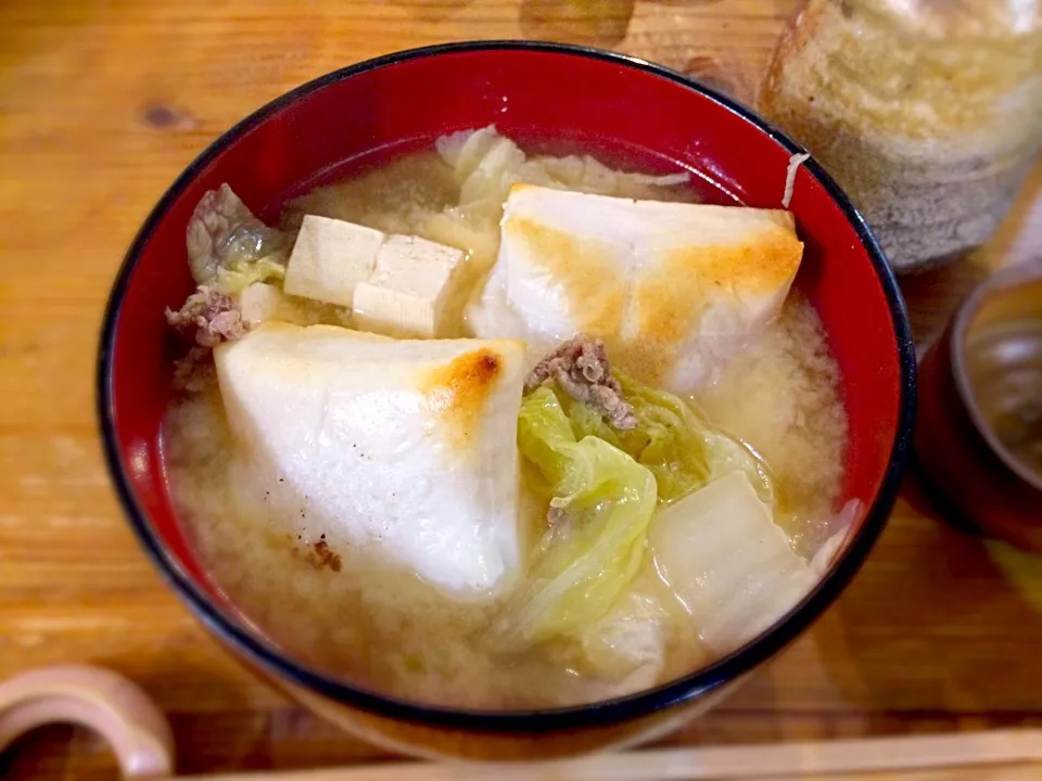 変わり雑煮。ミンチでダシ取り、白菜と木綿の味噌仕立て。|mikaさん