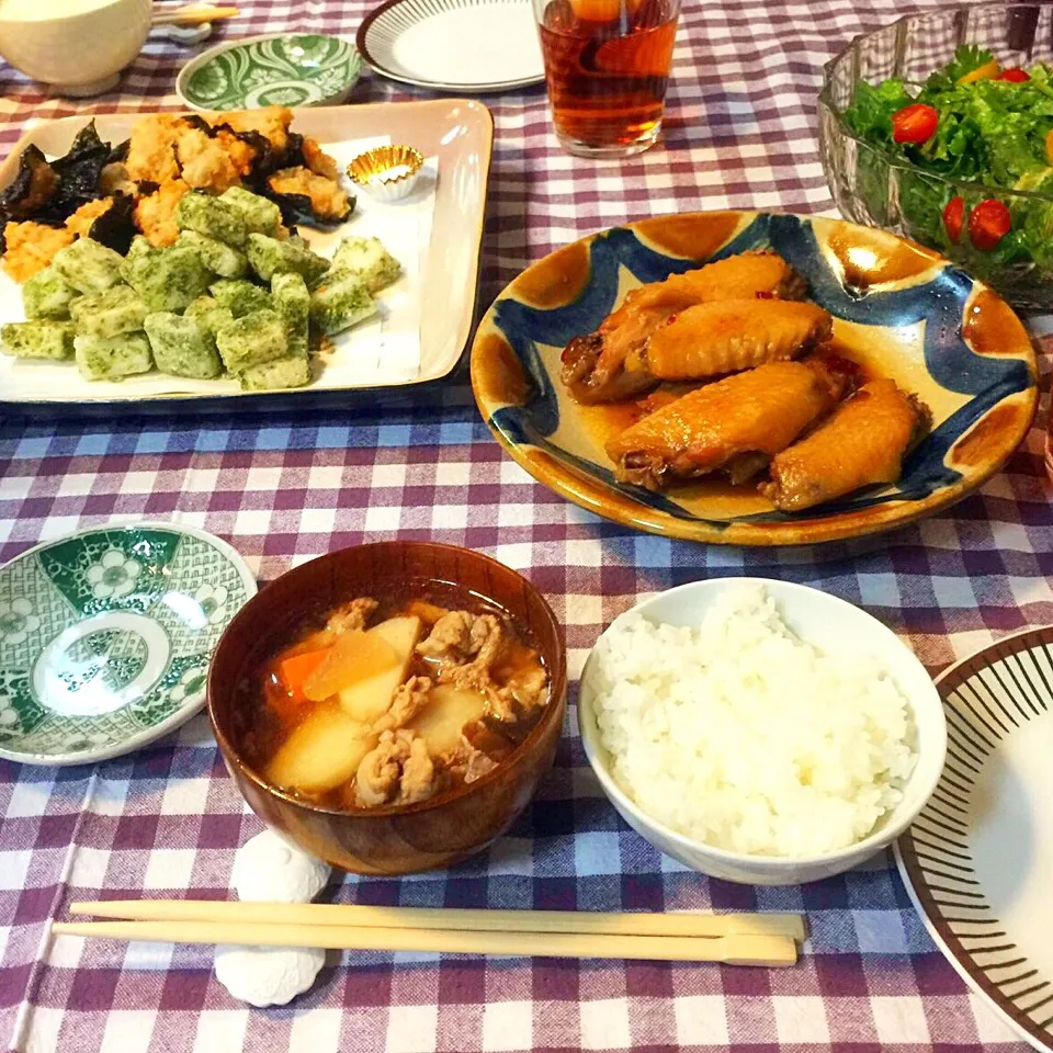 夕ごはん
れんこんの磯部揚げと山芋のあおさ揚げ、手羽先の甘辛煮、パクチーサラダ。けんちん汁。|yukko7740さん