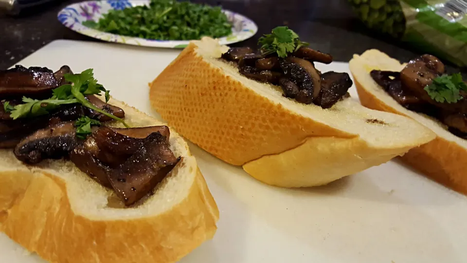 mushroom crostini with cilantro|Zachary Portolanoさん